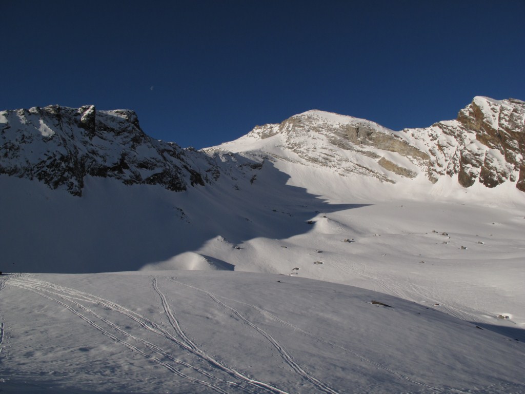 #8 La même un peu plus haut : On distingue à l La même un peu plus haut : On distingue à l'aplomb de l'arête limite ombre-soleil le passage du couloir