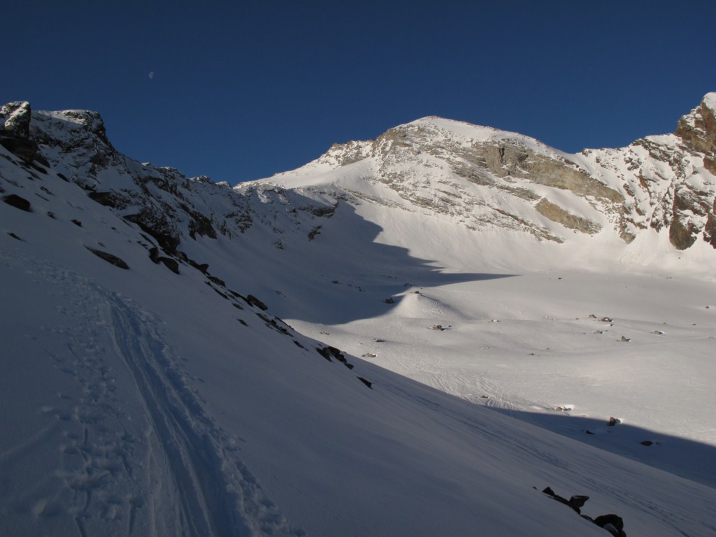 #7 Le Gran Serra (Sertz) : Le soleil se lève et le sommet apparaît vers 2900m
En bas à droite le glacier de Lauson Le Gran Serra (Sertz) : Le soleil se lève et le sommet apparaît vers 2900m
En bas à droite le glacier de Lauson