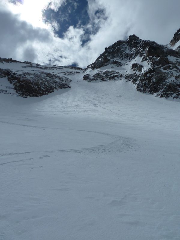 #7 couloir NNW 3 : Trace dans la neige vierge. couloir NNW 3 : Trace dans la neige vierge.