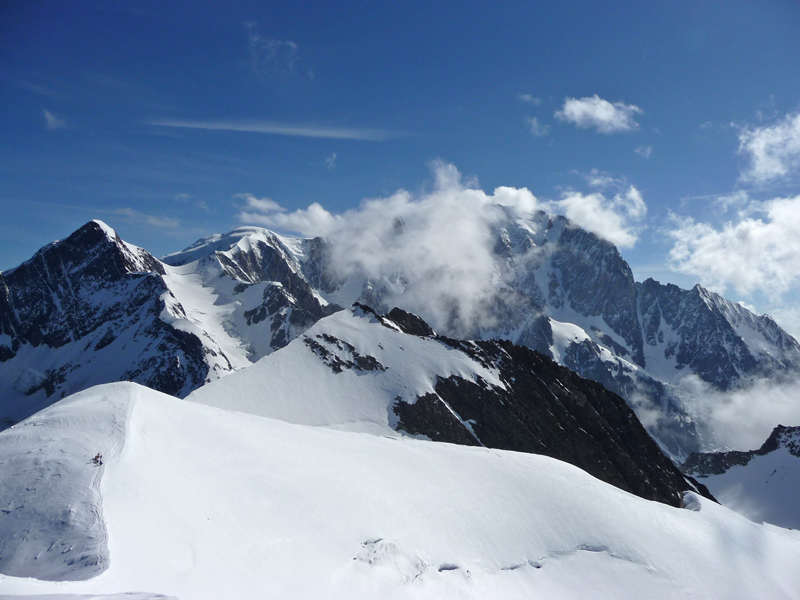 Mont Blanc caché : Mont Blanc dans les nuages vu des dômes