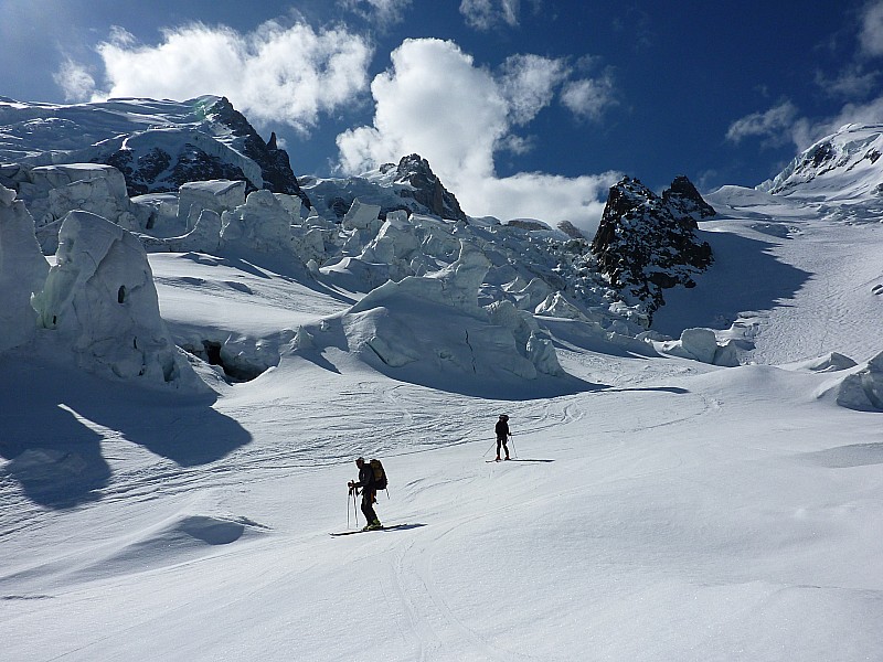 Plan glacier : Passage sous les cathédrales à l'heure de la messe un lundi de pâques !