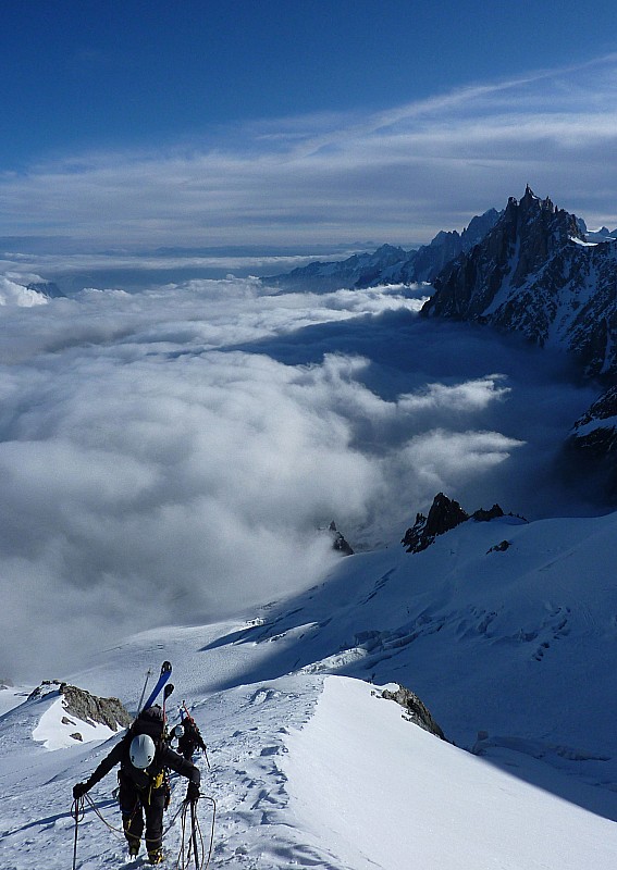 Arête N du dôme : Les nuages resterons en bas une bonne partie de la journée