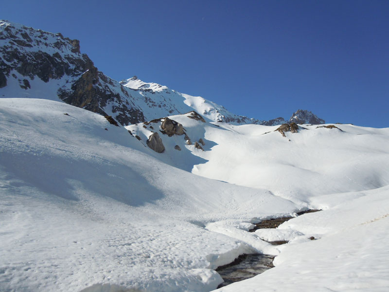 Combe de la Neuva : Il y a si peu de neige que le torrent coule  parfois à découvert jusqu'à 2400 m.