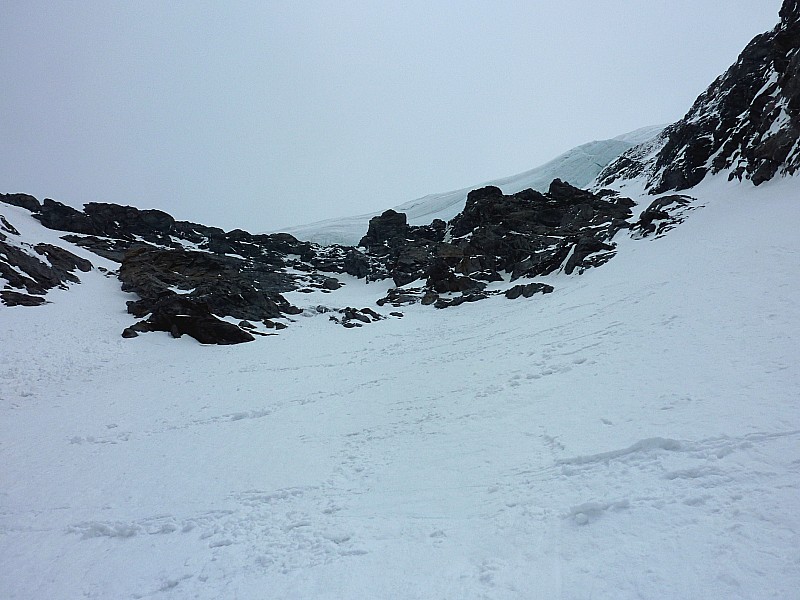 #12 Couloir : Haut du couloir. Neige croutée qui part un peu en plaques sous les skis. Couloir : Haut du couloir. Neige croutée qui part un peu en plaques sous les skis.