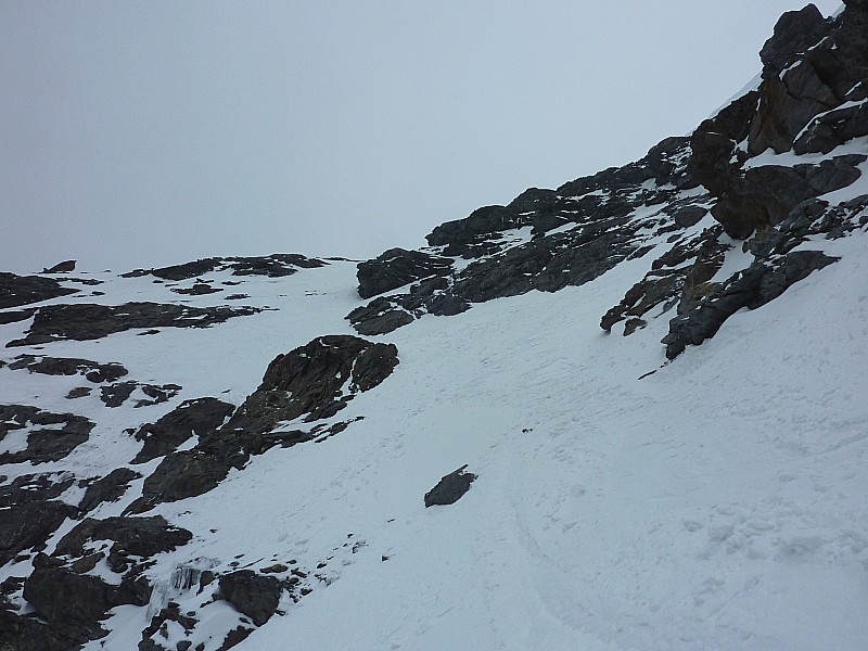 #11 couloir : La traversée du haut qui permet de rejoindre l couloir : La traversée du haut qui permet de rejoindre l'axe du couloir: neige dure!