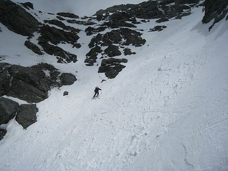 #20 Couloir : Neige un peu croutée dans l Couloir : Neige un peu croutée dans l'axe, dure dans les contrepentes.
