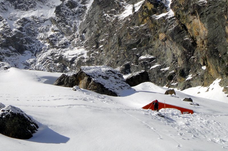 Lourousa : Le bivouac Varrone sous la neige