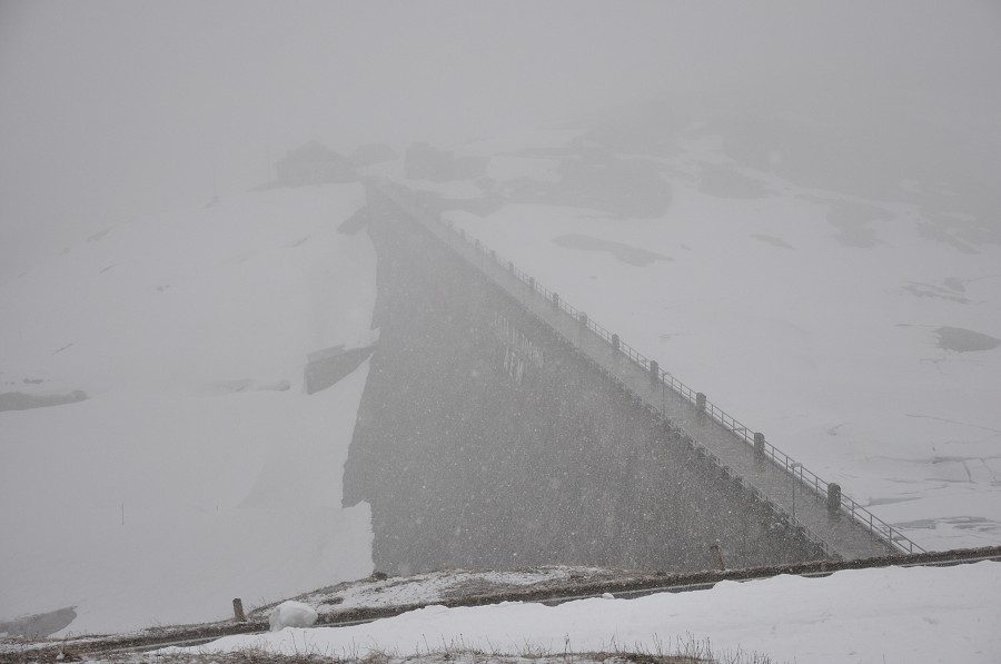 #46 Lago Serru : Traversée du barrage, avec l Lago Serru : Traversée du barrage, avec l'accueil très amical de son gardien, pour un thé et un point sur l'itinéraire