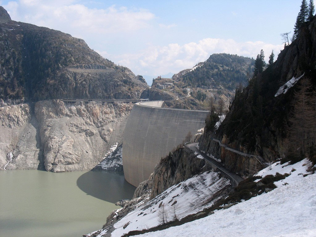 #4 Barrage : le Barrage voute vu de la langue de neige de départ Barrage : le Barrage voute vu de la langue de neige de départ