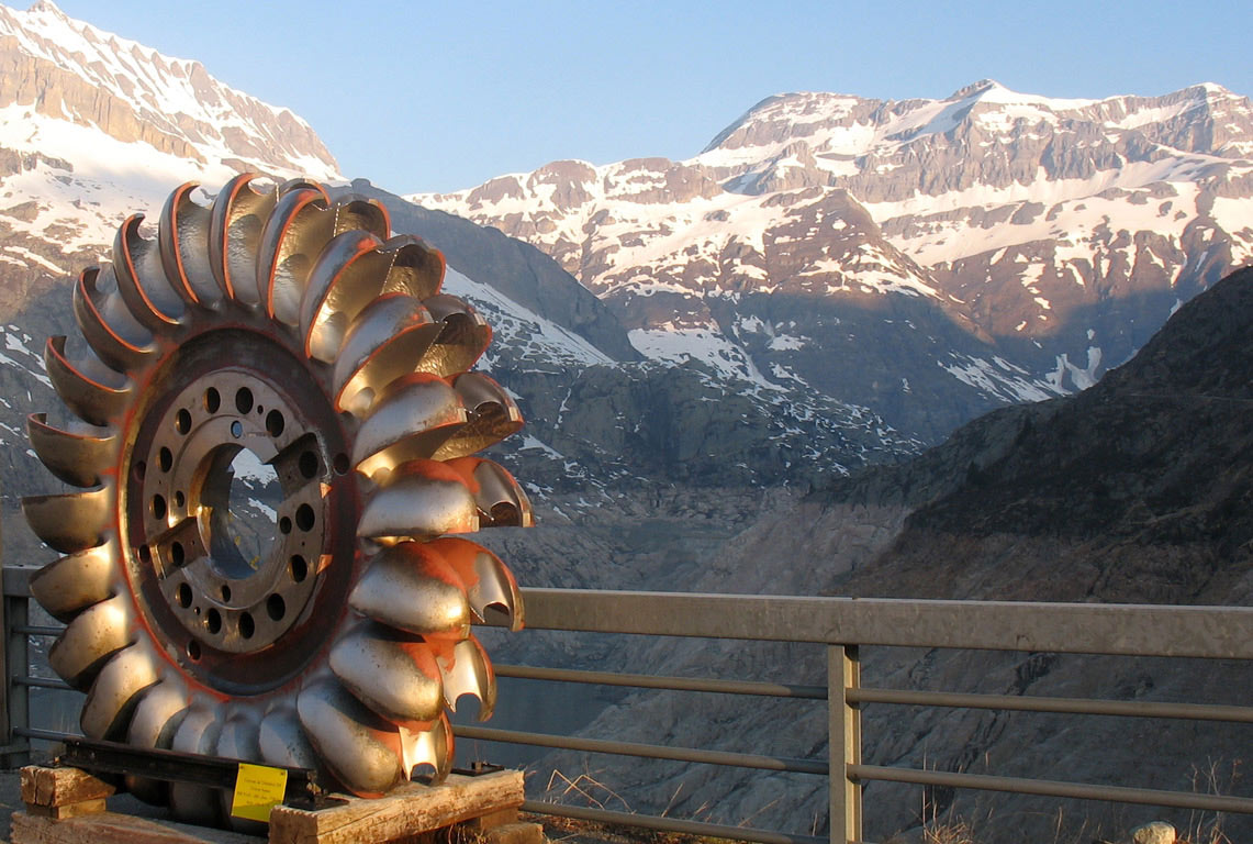 #1 turbine Emosson : une ancienne turbine face au barrage vide et au mont Ruan turbine Emosson : une ancienne turbine face au barrage vide et au mont Ruan