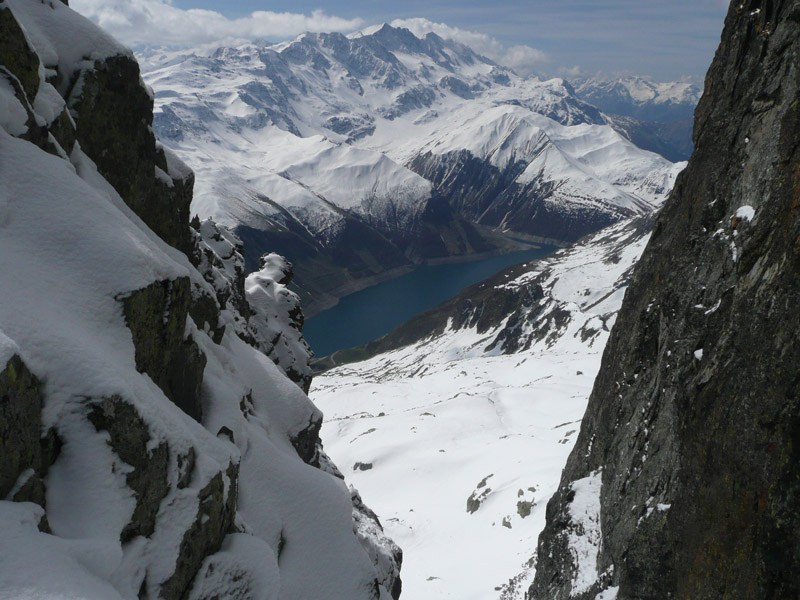 #5 Etendards : Couloir S du col Dulong de Rosnay : inatteignable faute de neige, mais beau point de vue sur le lac et les Grandes Rousses Etendards : Couloir S du col Dulong de Rosnay : inatteignable faute de neige, mais beau point de vue sur le lac et les Grandes Rousses