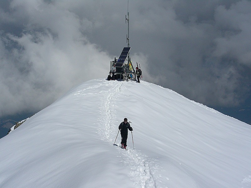 #9 Le sommet : Y a plus sauvage comme sommet...
Enfin, le panorama fait oublier cette vilaine antenne! Le sommet : Y a plus sauvage comme sommet...
Enfin, le panorama fait oublier cette vilaine antenne!