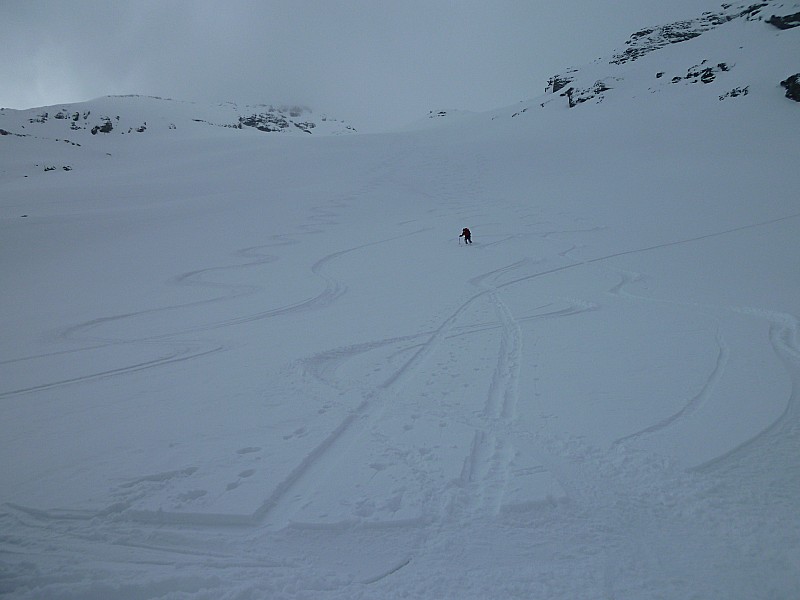 #7 descente du glacier W du Gefr : La chute de neige de la nuit est la bienvenue... G A V A D E descente du glacier W du Gefr : La chute de neige de la nuit est la bienvenue... G A V A D E
