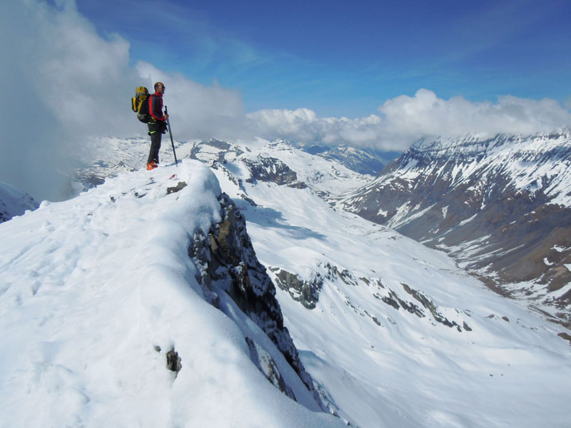 #13 Pointe de la Sana : Au sommet. Thomas lorgne les couloirs Nord où les chutes de pierres se succèdent... Pointe de la Sana : Au sommet. Thomas lorgne les couloirs Nord où les chutes de pierres se succèdent...