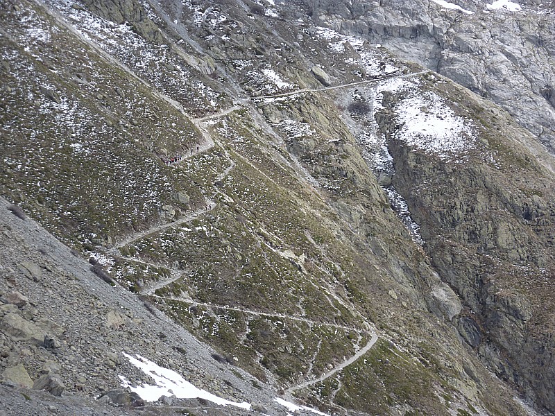 #11 Zig zag : Il y avait du monde aussi sur la montée au Glacier Blanc. Zig zag : Il y avait du monde aussi sur la montée au Glacier Blanc.