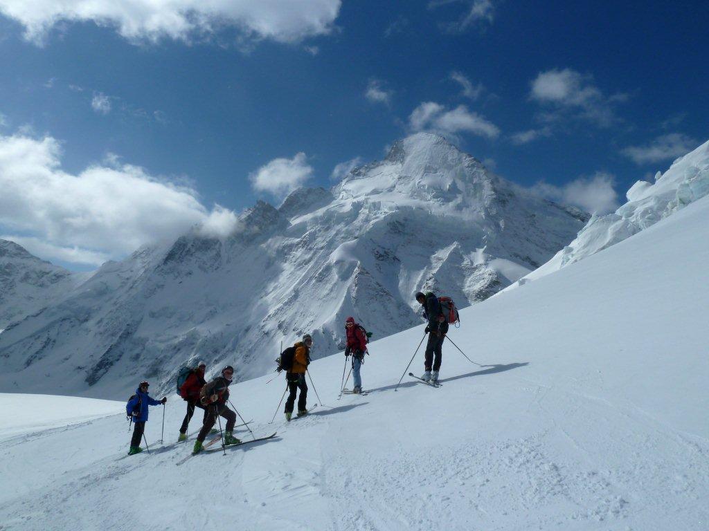 effet de groupe : la tribue face a la Dent d'Herens