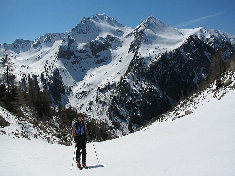 #1 vallon sangué montée : superbe ambiance dans le Sangué avec Agneliere en fond d vallon sangué montée : superbe ambiance dans le Sangué avec Agneliere en fond d'écran que nous avions fait la veille dans un temps hivernal