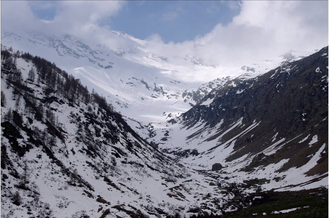 La conca dei Nivolat / Carro : Lundi 02/05 au matin, la combe du Col du Carro et de la Cîme du Carro chausse à 1800m. Il y a des spots des Alpes, où la neige ne veut pas se retirer, même en année de rareté. Opiniatreté des éléments!