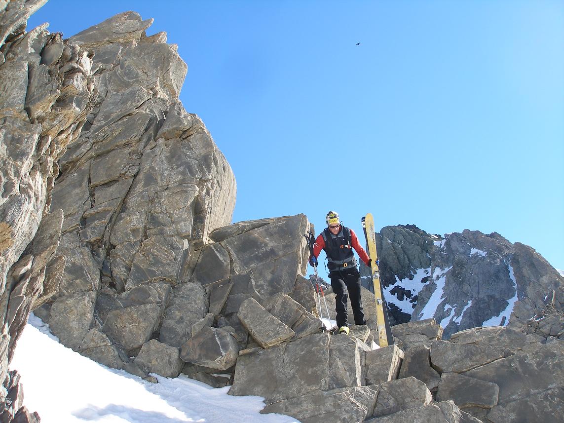 #12 belle ambiance : dans la traversée (déchaussage 50m) entre le pieds du couloir S de roche noire et le col des ugousses belle ambiance : dans la traversée (déchaussage 50m) entre le pieds du couloir S de roche noire et le col des ugousses