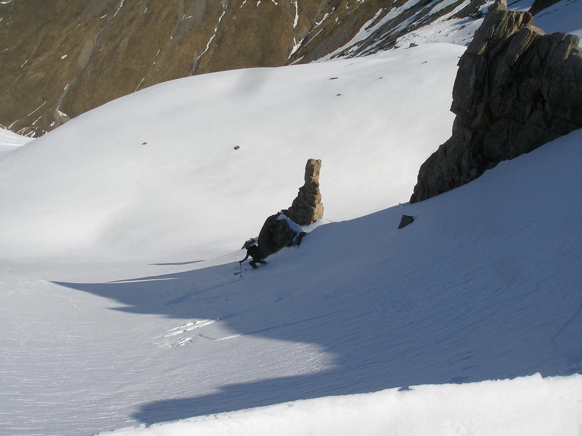 #13 descente du col : par un petit couloir vierge ou une petite poudre recouvre la neige de la semaine derniere à peine portante descente du col : par un petit couloir vierge ou une petite poudre recouvre la neige de la semaine derniere à peine portante