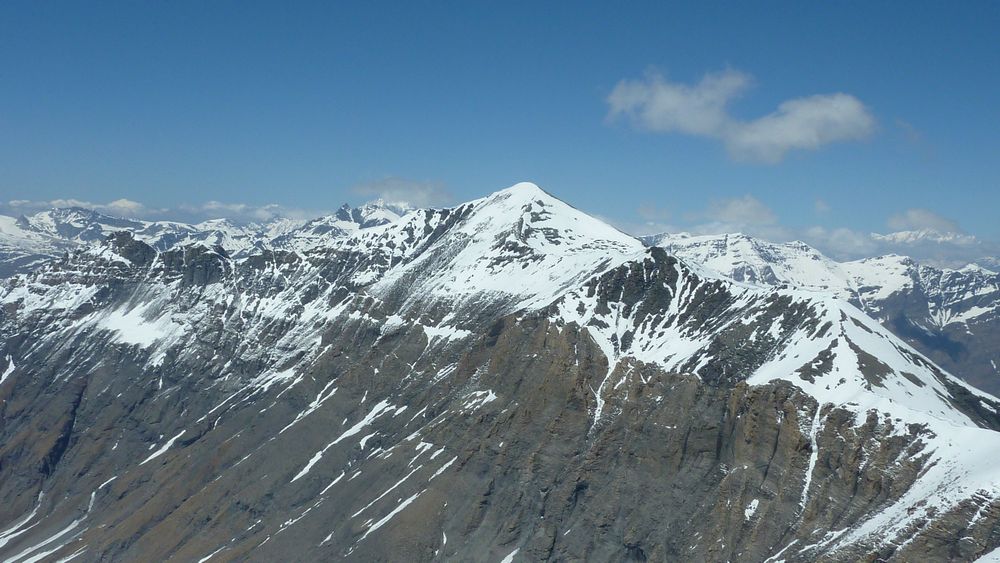 Pointe de Ronce : la face Sud est un peu seche... difficile à croire qu'un éminent skitourien l'a descendue cette année !