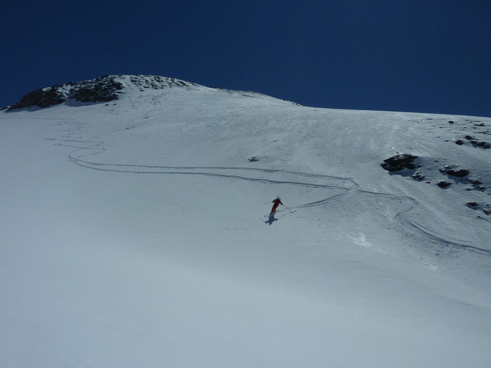 glacier : Delle se fait plaisir sur de bons passages de poudre