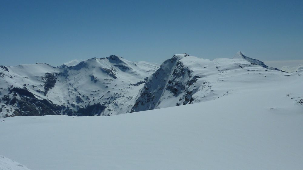 Roche Michel couloir N : depuis le col du Lamet, le couloir N de Roche Michel est en vue avec Rochemelon au fond