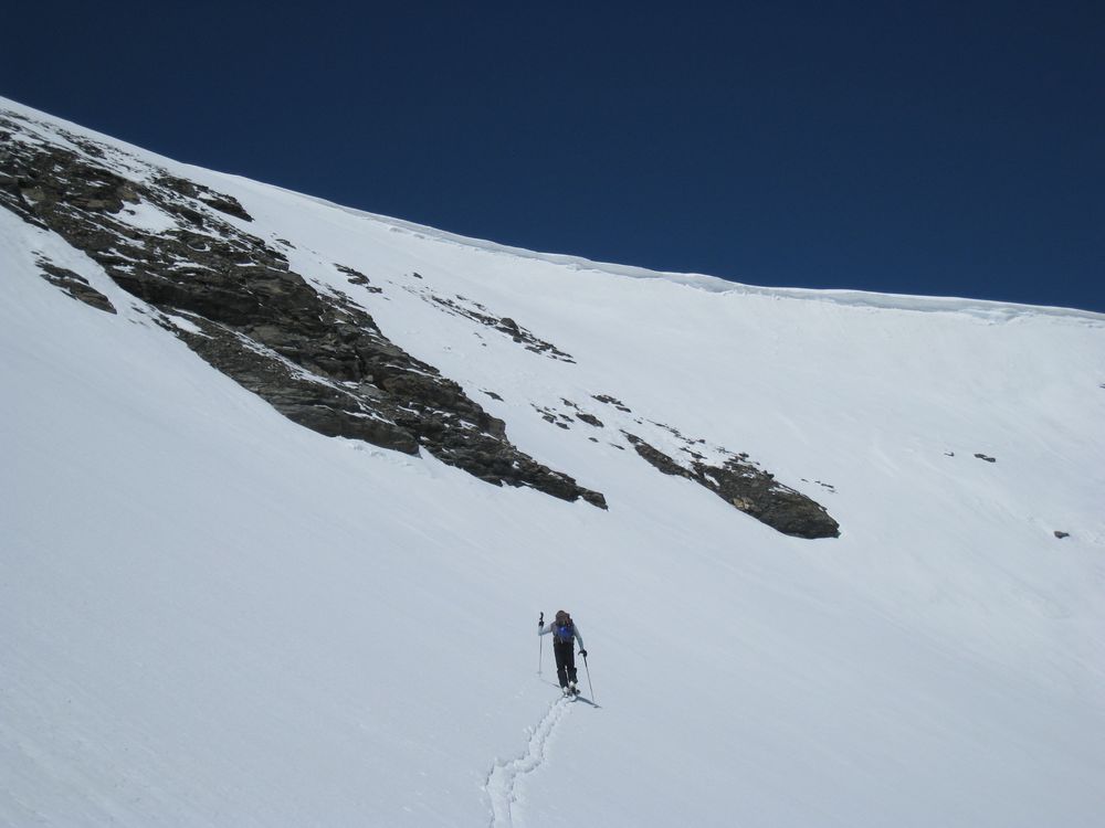 Lamet face Est : montée au sommet du Lamet sous les corniches menaçantes