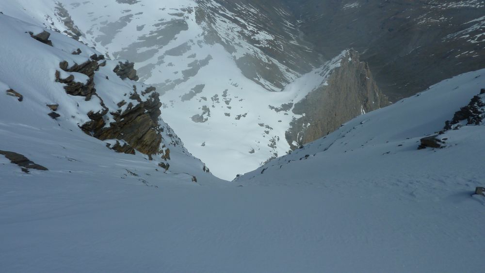 Entrée du couloir : quelques cailloux affleurent