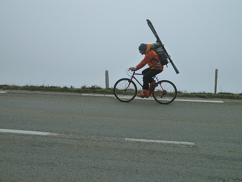 #12 sur la route du Mont-cenis : pour les 8 km du retour au depart, les vtt ne sont pas de trop. L sur la route du Mont-cenis : pour les 8 km du retour au depart, les vtt ne sont pas de trop. L'italie nous envoie sa purée de Pois