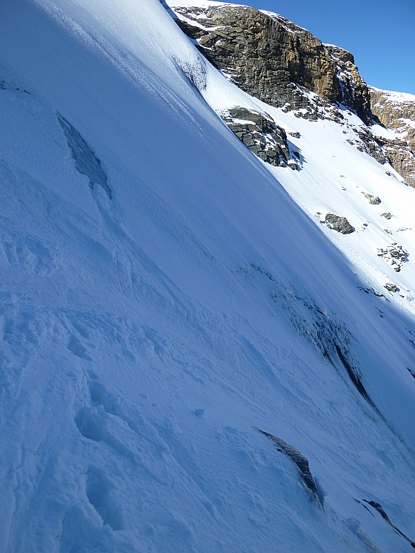 Glacier du Lamet : la glace vive n'est pas loin, le couloir skiable se rétrécit...