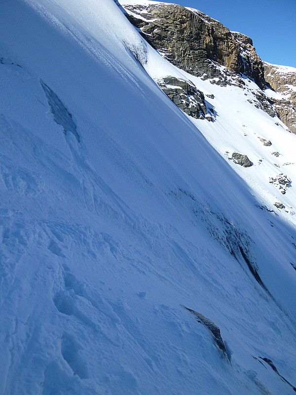 #2 Glacier du Lamet : la glace vive n Glacier du Lamet : la glace vive n'est pas loin, le couloir skiable se rétrécit...