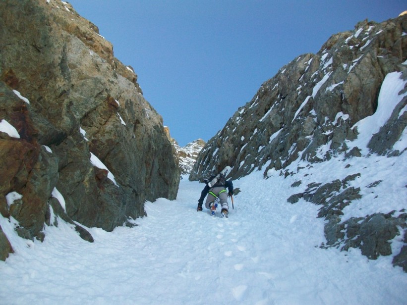 Couloir Macho : Et ça continue dans la goulotte du bas.