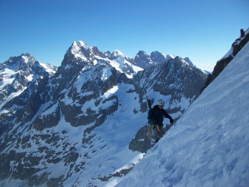 Couloir Macho : Tandis que Manu prend la pose avec les géants du massif sur ladite échine.