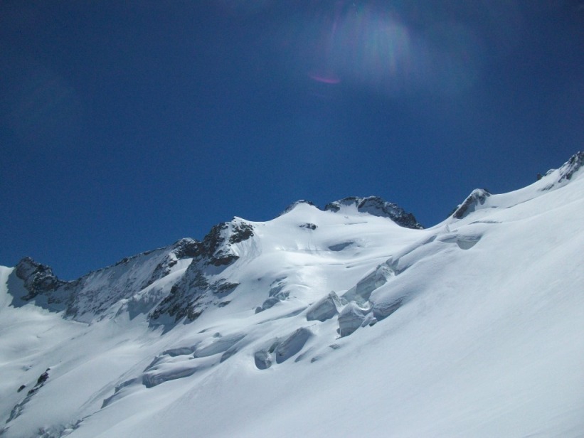 #23 Couloir Macho : En dessous, la neige est croûtée, alors on prend le paysage en photo plutôt que les skieurs... Couloir Macho : En dessous, la neige est croûtée, alors on prend le paysage en photo plutôt que les skieurs...