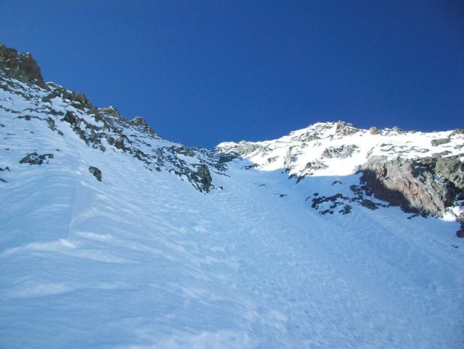 #9 Couloir Macho : A l Couloir Macho : A l'instar de l'écharpe N de l'Etandard, il faut passer une échine dans le couloir du haut... voilà ce qu'on trouve derrière !