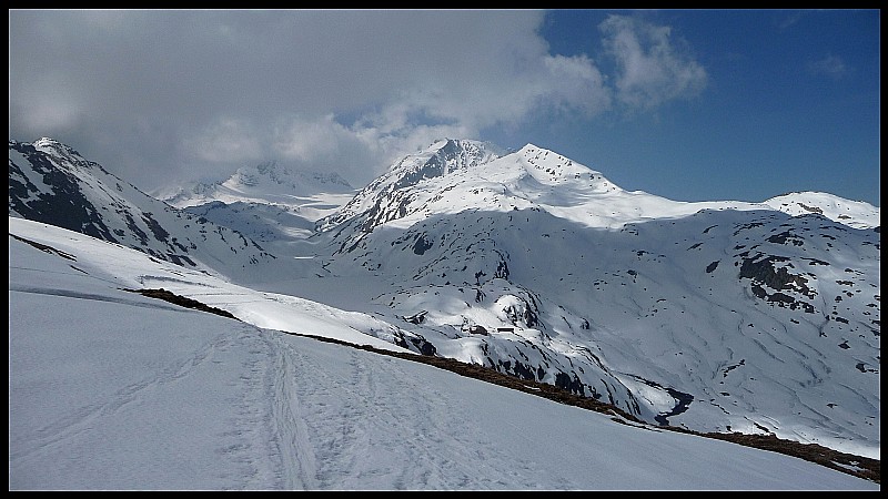 #7 L L'Etendard au loin : L'Étendard au loin et l'Aiguille de Laisse au soleil.
