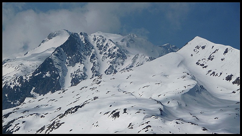 #8 L L'Etendard au loin : Vue sur l'Etendard et l'Aiguille de Laisse à droite.