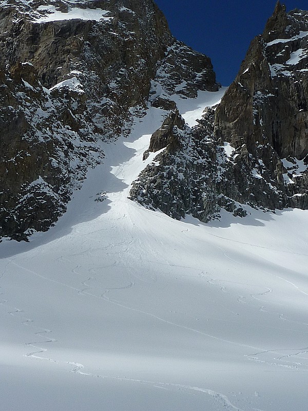 #4 Début descente : Beaucoup de neige fraîche chauffée par le soleil dans le couloir puis belle poudreuse fine sur l Début descente : Beaucoup de neige fraîche chauffée par le soleil dans le couloir puis belle poudreuse fine sur l'arrive au glacier. Sympa!