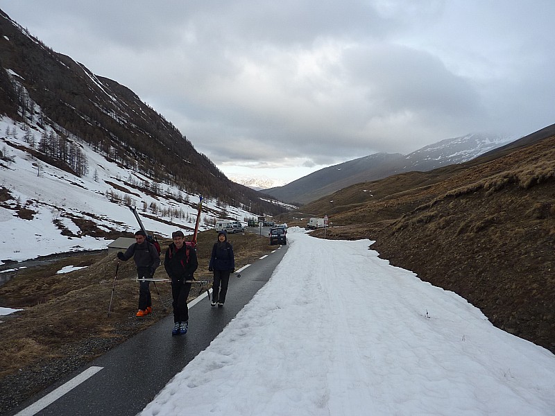 #1 Départ sur la route : Départ sur la route après la bergerie, certains marchent, certains montent à ski. Départ sur la route : Départ sur la route après la bergerie, certains marchent, certains montent à ski.