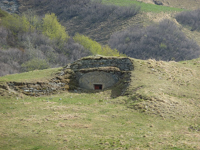 #19 Fort militaire : L Fort militaire : L'absence de neige permet de découvrir la présence de ces casemates
