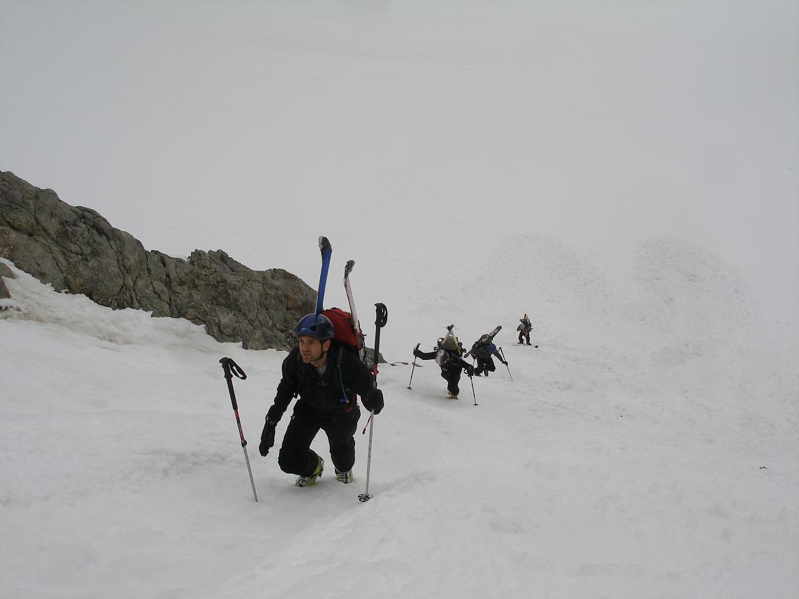 #19 nos sympathiques suiveurs : attaquent le couloir nos sympathiques suiveurs : attaquent le couloir