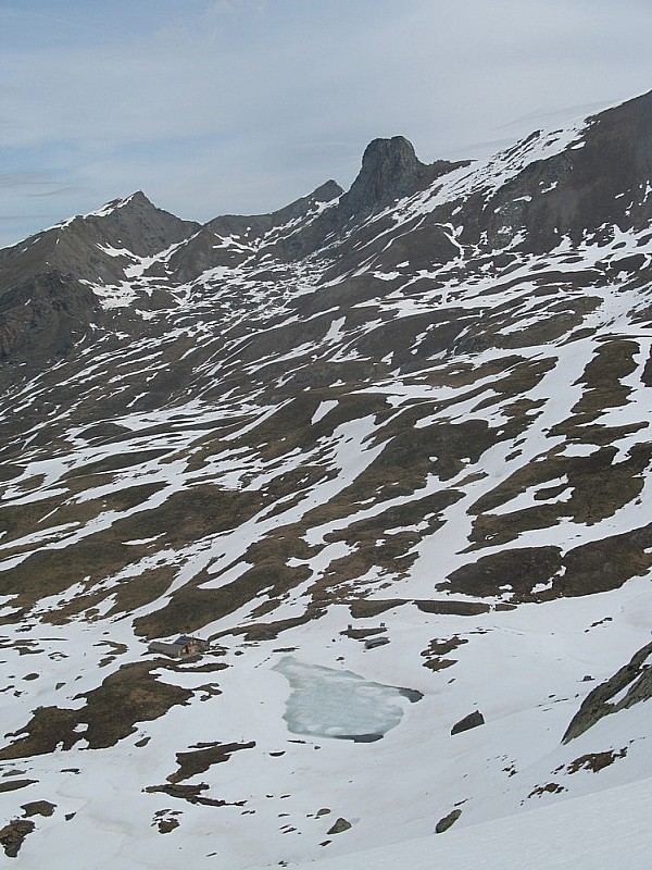 versant Sud : en bas refuge de la Blanche et vers le Rouchon