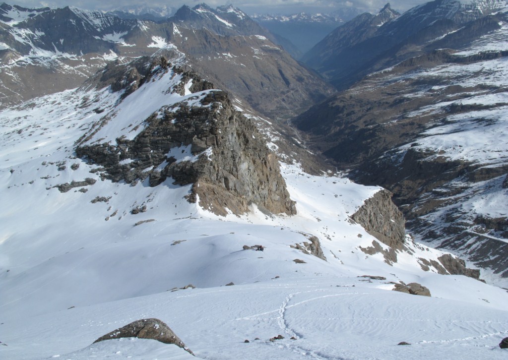 #10 Le col 3124 : Vue en plongée de l Le col 3124 : Vue en plongée de l'éperon de la Punta Foura issu du col