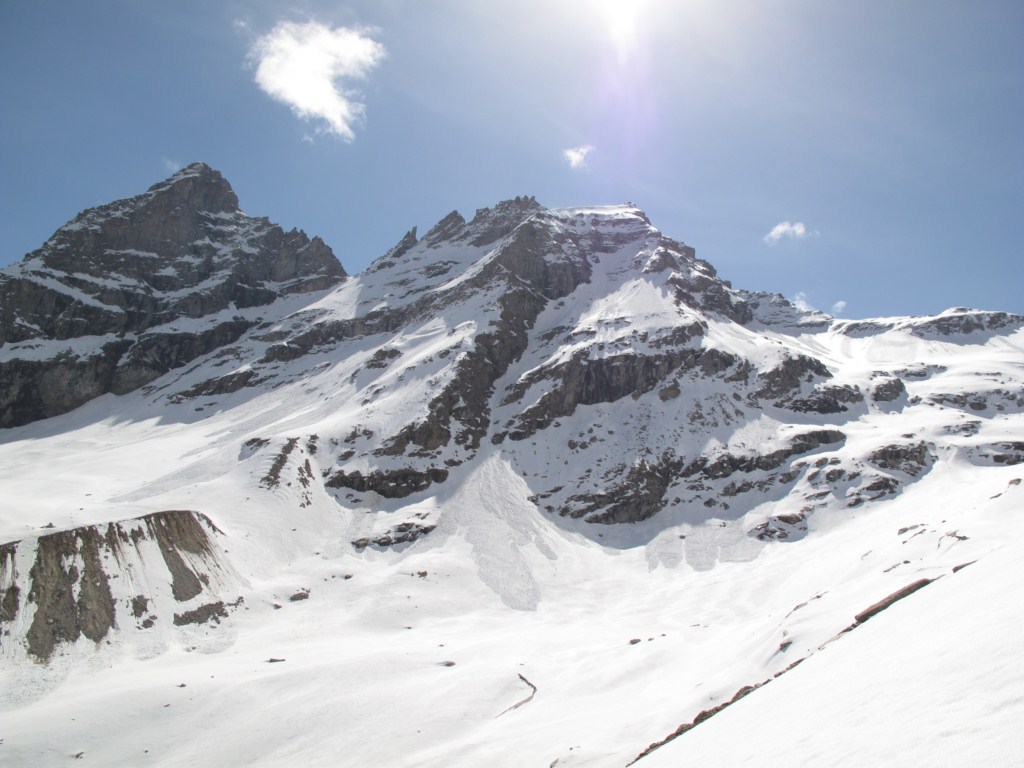 #16 Becca di Monciair : Cette fois ci en plein soleil et les diverses coulées de neige sur les pentes Becca di Monciair : Cette fois ci en plein soleil et les diverses coulées de neige sur les pentes