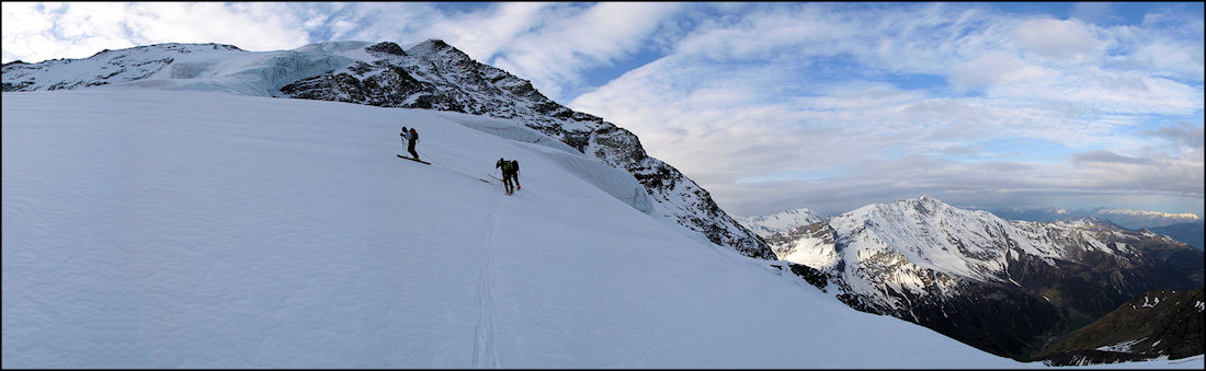 dimanche, ambiance grise : on prend pied sur le glacier du Geay par une langue de neige a priori peu engageante, mais ça passe bien.