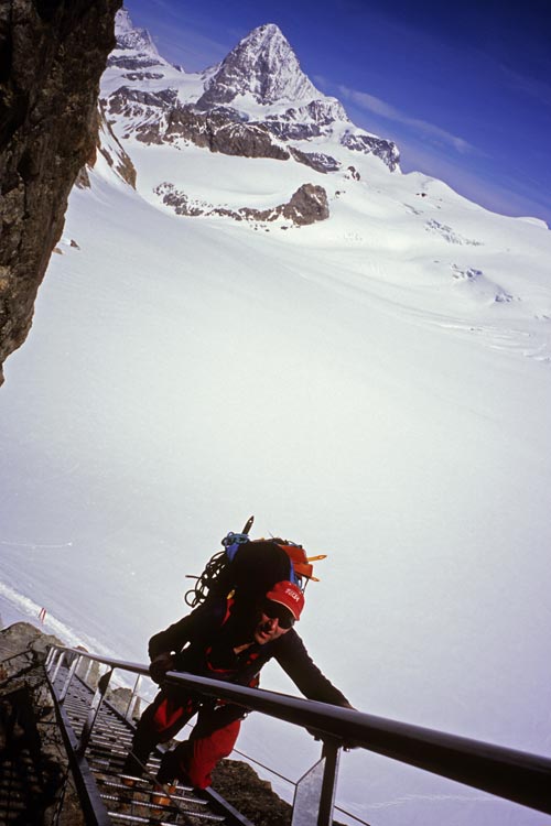 #9 Cabane de Bertol : Les derniers mètres, sur fond de Dent Blanche Cabane de Bertol : Les derniers mètres, sur fond de Dent Blanche