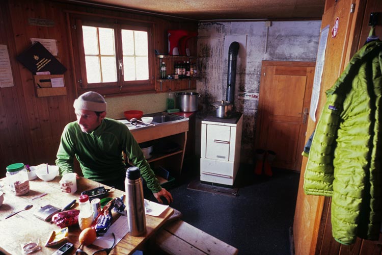 #13 Cabane de Bertol : le local d Cabane de Bertol : le local d'hiver, très bien équipé, avec un potager