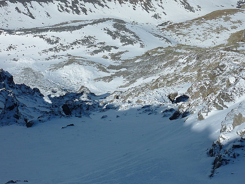 #3 Roc des St Pères Couloir SW : On voit bien les grosses avalanches qui ont ravagé le bas du couloir. Roc des St Pères Couloir SW : On voit bien les grosses avalanches qui ont ravagé le bas du couloir.