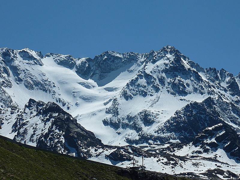 #13 Aig. de Péclet : Roc des St Pères à droite. le couloir est caché par une arête. Aig. de Péclet : Roc des St Pères à droite. le couloir est caché par une arête.